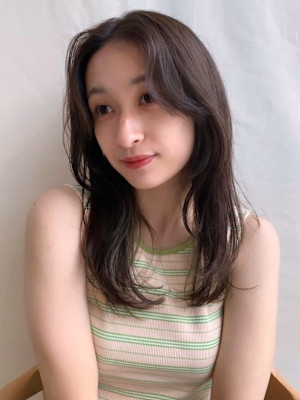 レイヤーカット  センターパート　小顔カット　顔周りレイヤー