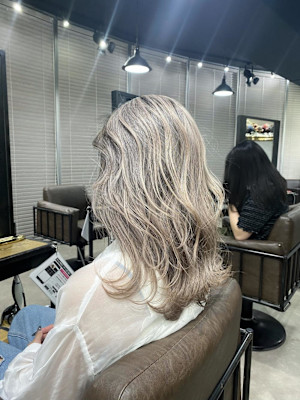 外国人風バレイヤージュ　ハイライトカラー　アッシュベージュ