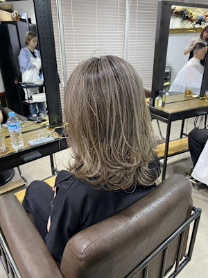 外国人風バレイヤージュ　ハイライトカラー　アッシュベージュ