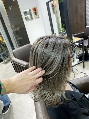 外国人風バレイヤージュ　ハイライトカラー　アッシュベージュ