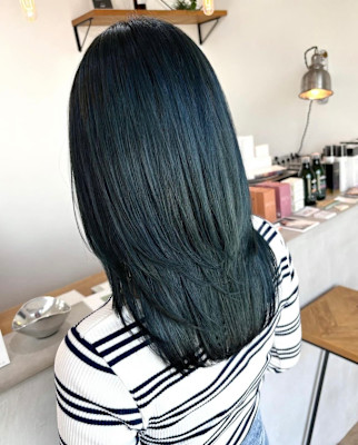 裾カラーブルーターコイズブリーチダブルカラーレイヤーカット