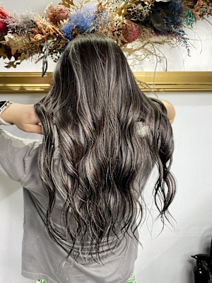 外国人風バレイヤージュ　ハイライトカラー　アッシュベージュ