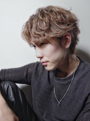 スーツ短髪ツーブロック束感モテる黒髪シークレットパーマ流行