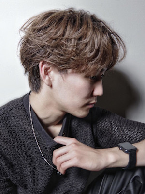 スーツ短髪ツーブロック束感モテる黒髪シークレットパーマ流行