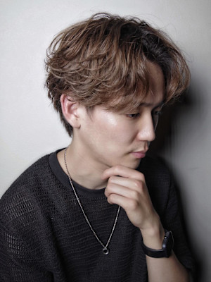 スーツ短髪ツーブロック束感モテる黒髪シークレットパーマ流行