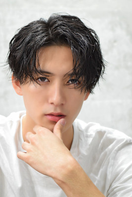 黒髪センターパートウルフ縦落ちツイストスパイラルパーマ波巻き