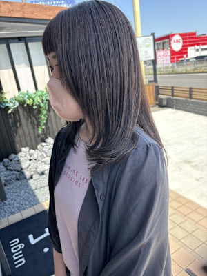 暗めのグレージュカラー