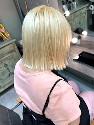 ダブルカラー　切りっぱなしボブ　ハイトーン　ホワイトベージュ