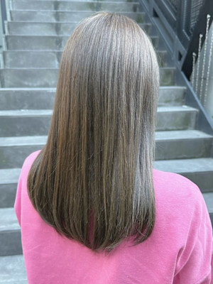 オリーブベージュ　赤み消しカラー　セミロング　髪質改善