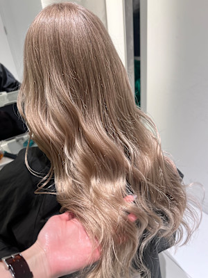 ペールベージュ× ハイトーン