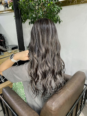 外国人風バレイヤージュ　ハイライトカラー　アッシュベージュ