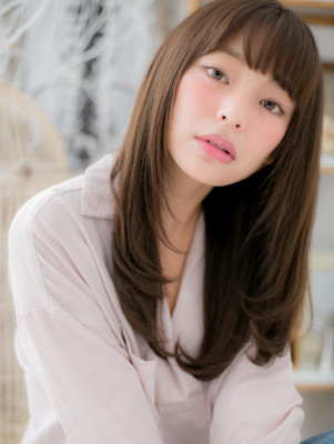 オリーブグレージュ前下がりレイヤーロング　グレージュカラー