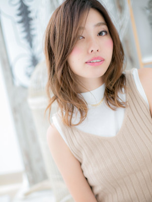 バレイヤージュニュアンスパーマ外国人風ロブ　斜めバング