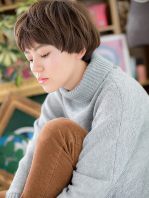 小顔前下がり韓国風束感ショートマッシュ　アッシュオリーブ