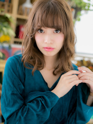 ハイライトカラー小顔外国人風くびれミディ　シルキーベージュ