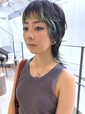 ウルフカット　ポイントカラー　グリーン　フェイスフレーミング