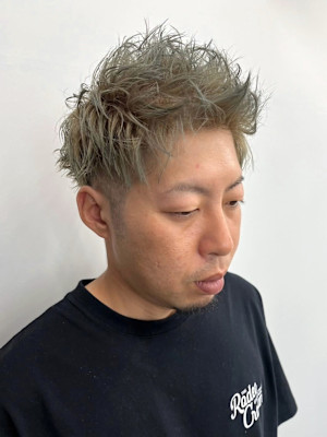 スパイキーショート　アップバング　ハイトーン　束感　フェード