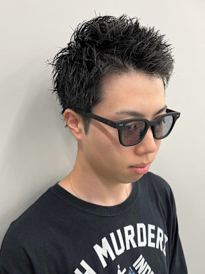 スパイキーショート　アップバング　黒髪　ツーブロック　爽やか