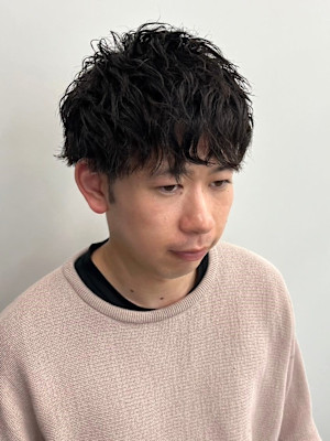 ツイストパーマ　マッシュ　ツーブロック　ビジネス　刈り上げ