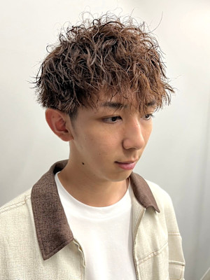 ツイストスパイラルパーマ　ツーブロック　ベージュ　マッシュ