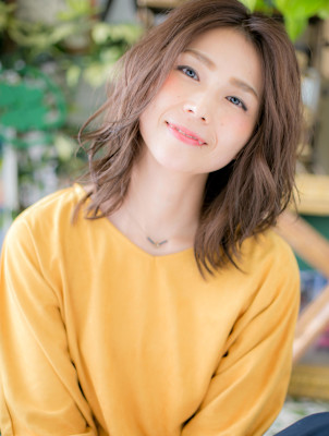 大人かわいい小顔センターパート波巻きミディ　アッシュオリーブ