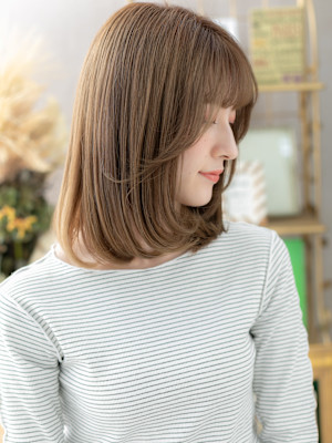 ミルクティーアッシュツヤ髪ワンカールロブ　ハイトーンカラー