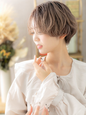 ボブマッシュショートくせ毛風センターパート　ニュアンスカラー