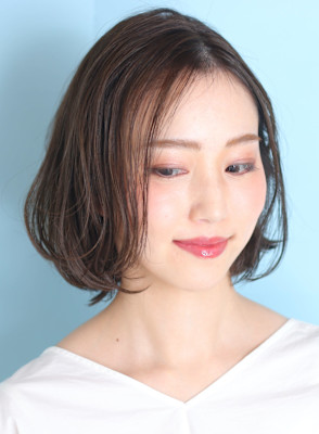 40代デザインカラーオリーブベージュ小顔レイヤーボブ