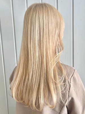 ホワイトブロンド　ブリーチカラー　ロングレイヤー　