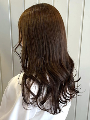 マロンベージュ　艶髪ロング　レイヤースタイル　ナチュラル