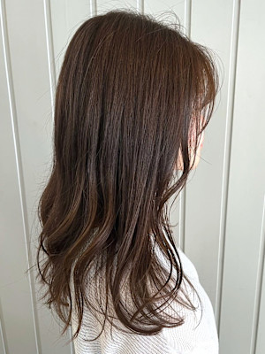 チョコレートブラウン　グレージュ　顔周りレイヤー　巻き髪