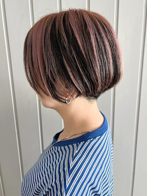 丸みショートボブ　前下がりボブ　ハイライト　ピンク×ブラック