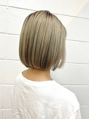 ブリーチオンカラーアッシュグレー切りっぱなしボブ