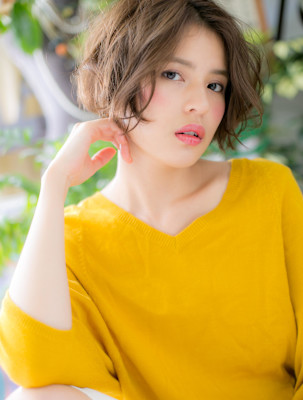 アンニュイ顔…前下がりくせ毛風エアリーボブ　アッシュオリーブ