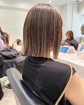 スリークボブ/白髪ぼかしハイライト/切りっぱなしボブ