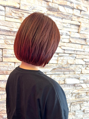 お手入れ簡単赤髪マゼンダカラー重軽切りっぱなしボブ