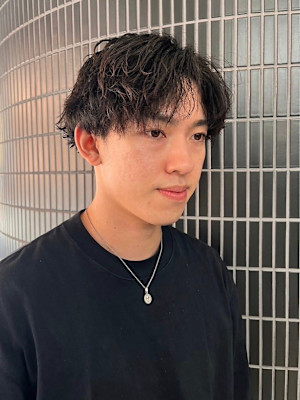 刈上げ　センターパート　ゆるめツイストスパイラルパーマ