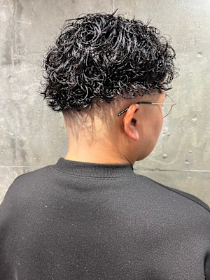 スキンフェード　スパイラルパーマ　メンズショート　束感