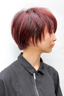 個性的な髪型・赤髪のメンズライクマッシュボブショート