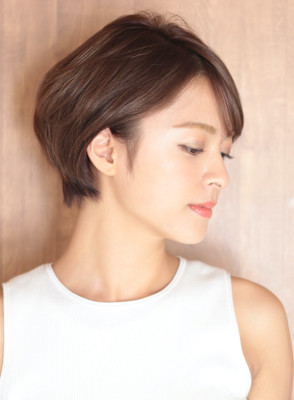 40代デザインカラーオリーブベージュ小顔レイヤーボブ