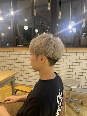 ホワイトグレー：前下がりマッシュ