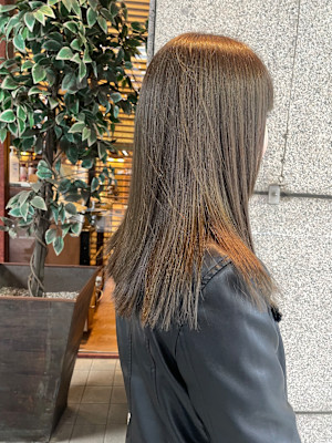 顔周りにレイヤーの入ったスタイル　アッシュブラウン