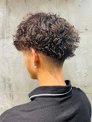 束感　ツイストスパイラルパーマ　ツーブロック　フェード