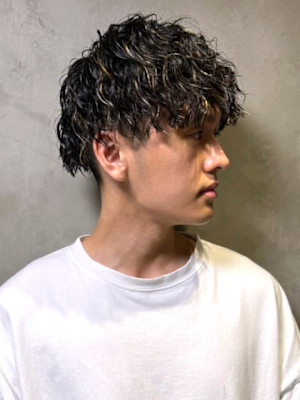 波巻きパーマ ツーブロックマッシュ 金髪メッシュ 束感仕上げ