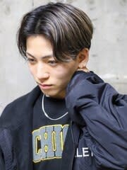 メンズハイライトカラー　センターパートマッシュウルフ