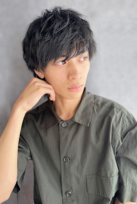 20代30代40代　韓国風黒髪メンズウルフ