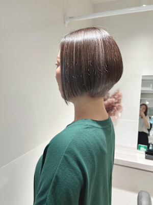 大人かわいい艶感グレージュインナカラーショート