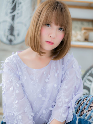 小顔♪前下がりｘハイトーンカラー大人ボブ　シルキーベージュ