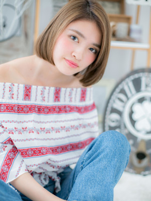 インナーカラー前下がり小顔切りっぱなしボブ　カーキベージュ