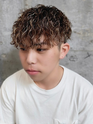 ツイストスパイラル　ハイライト　ツーブロック　マッシュ　黒髪